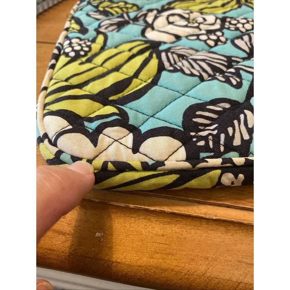 Vera Bradley inches grip compact